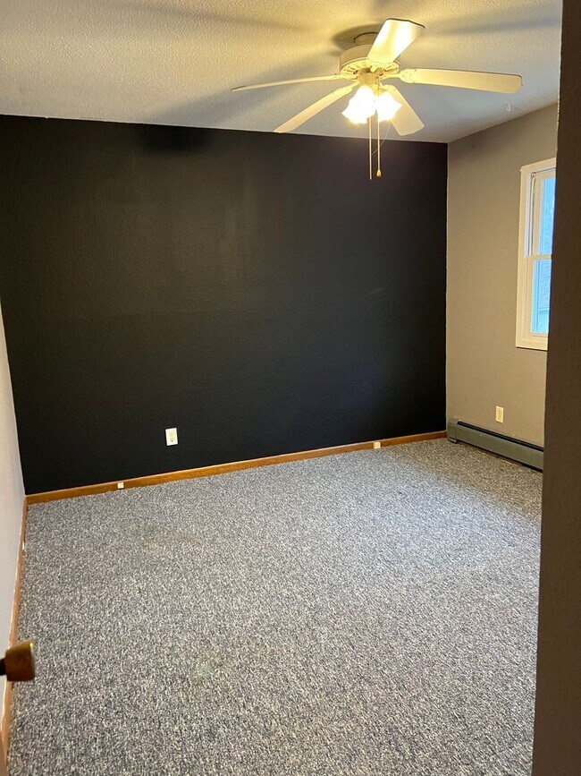 Building Photo - 3 Bedroom Apartment-Pulaski Iowa