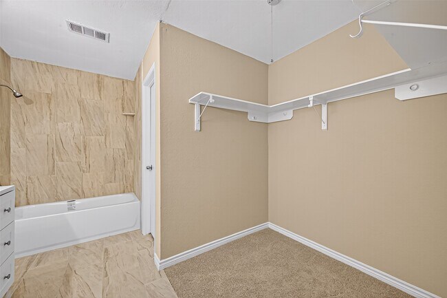 Building Photo - 1811 Foxlake Dr