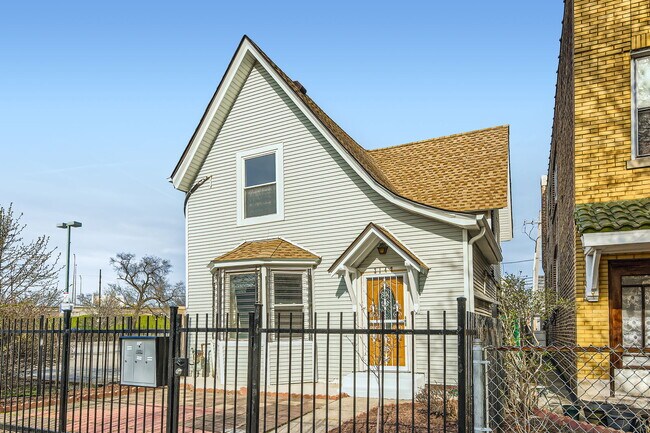 Building Photo - 3147 N Spaulding Ave