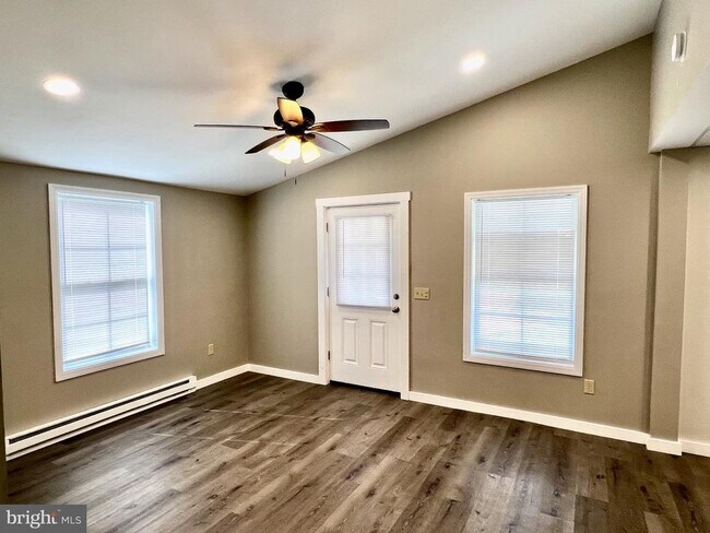 Building Photo - 636 W Penn Ave