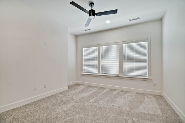 Building Photo - 502 W Persimmon St