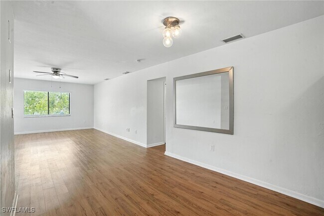 Building Photo - 4712 SE 5th Pl