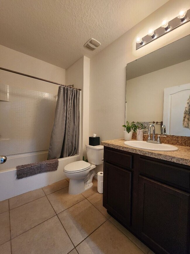 Building Photo - Beautifully 4-Bedroom, 2-Bath house in Lak...