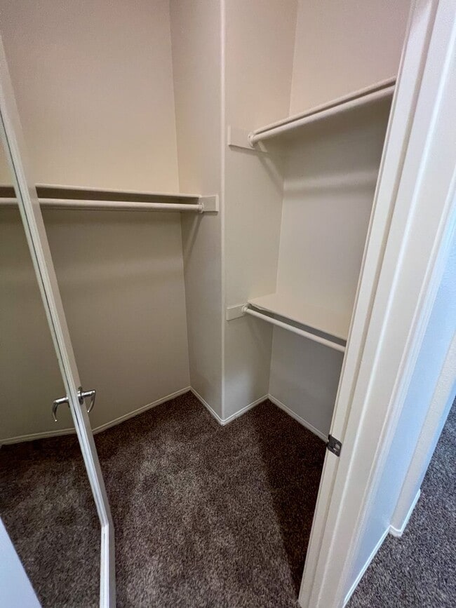 Building Photo - Spacious 5 Bedroom 3 Bathroom Home with 3 ...