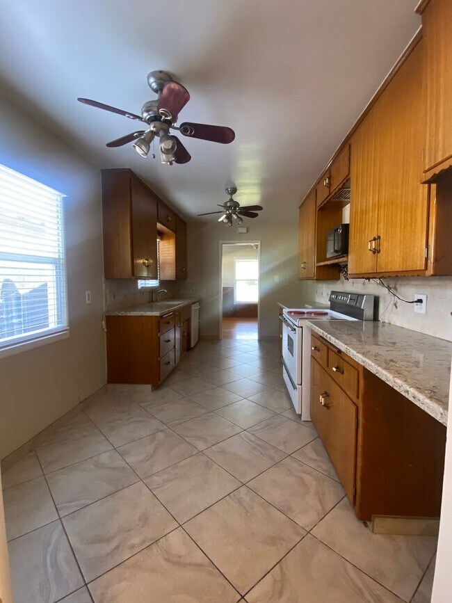 Building Photo - 3 Bedroom Single Story Ontario