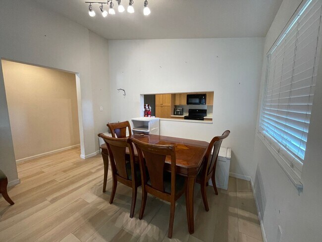Building Photo - Fully Furnished 3 Bedroom/2 Bathroom
