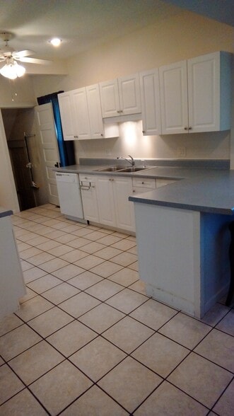 Building Photo - 106 Vine St