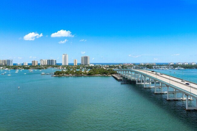 Building Photo - 2640 Lake Shore Dr