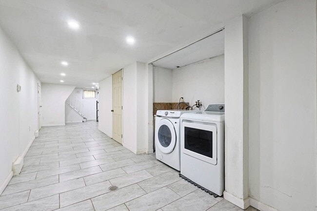 Building Photo - 711 74th St