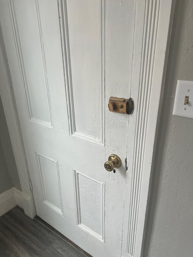 Building Photo - FOR RENT: Recently renovated home in Neenah!