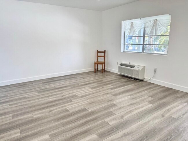 Building Photo - 916 W 41st St