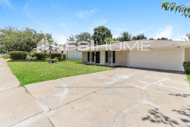 Building Photo - 2832 Lago Vista Loop