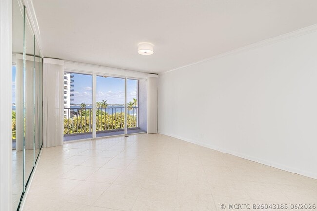 Building Photo - 3901 S Flagler Dr