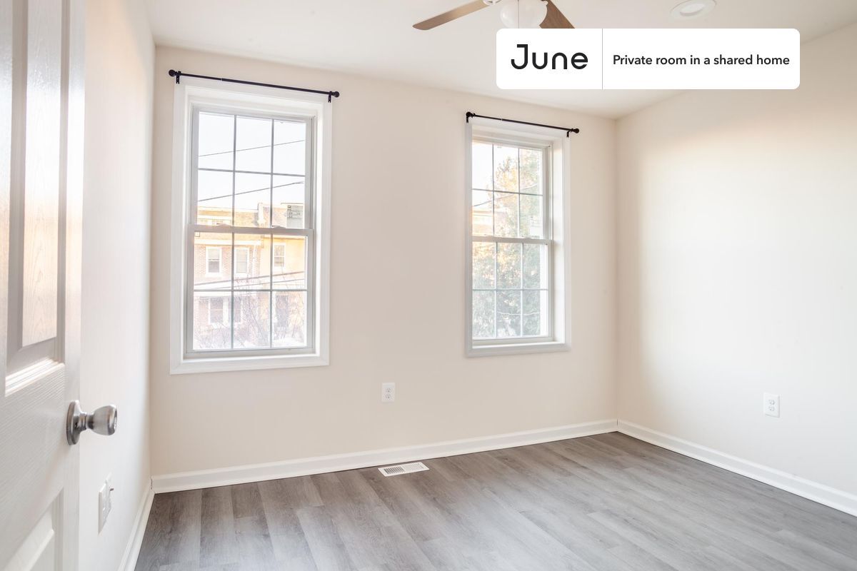 Building Photo - Private bedroom in 4 bed/3.5 bath Home