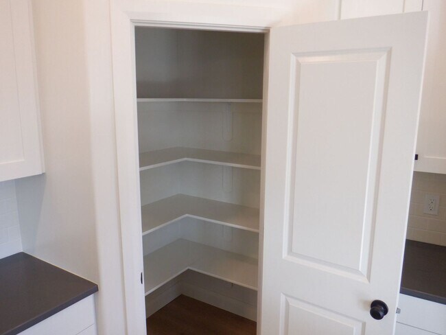 Building Photo - Move-In Bonus - 3 Bed - 2.5 Bath, Newer Co...
