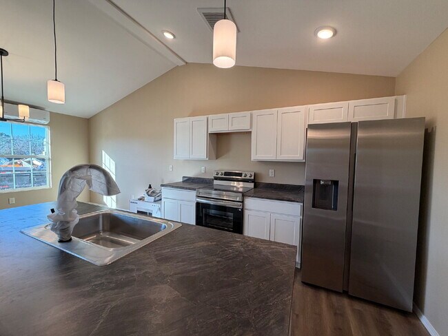 Building Photo - 4BR Duplex - Modern Energy Efficiency!!!