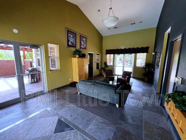 Building Photo - 5677 S Park Pl