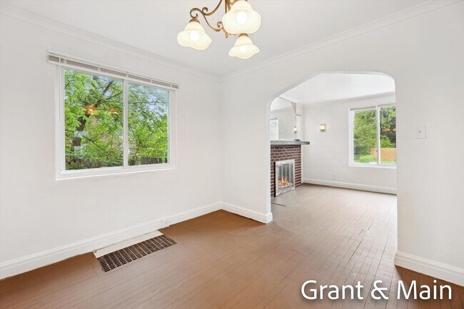 Building Photo - $1250 3 bedroom bungalow