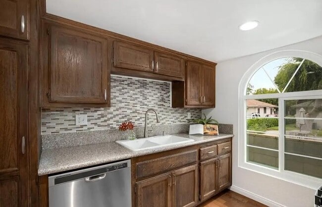 Building Photo - 1340 Mayflower Ave