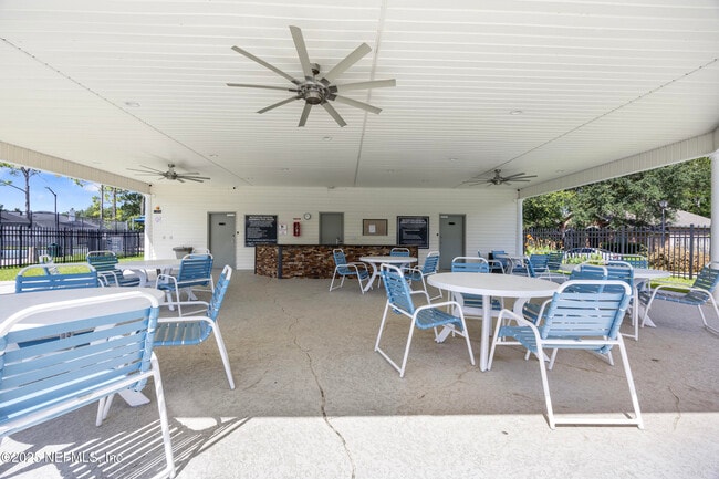 Building Photo - 12196 Lake Fern Dr