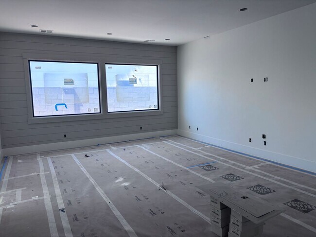 Building Photo - Beautiful custom single story in Moorland Park with pool