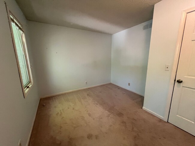 Building Photo - Spacious Townhome w/ Washer & Dryer, Garag...