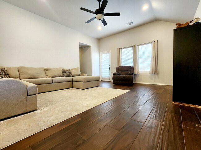 Building Photo - 18600 Luna Dr