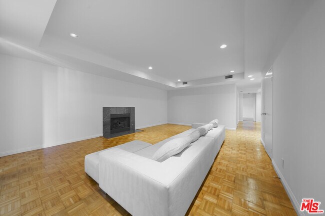 Building Photo - 1601 N Fuller Ave