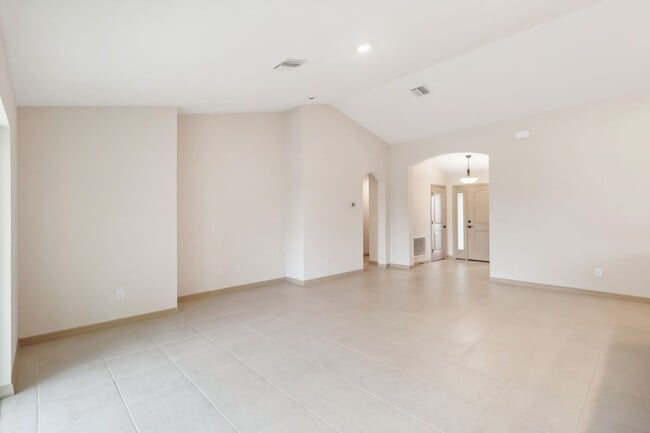 Building Photo - MOVE IN SPECIAL- Beautiful 4/2 Home on 3/4 Acre For Rent in St. Cloud