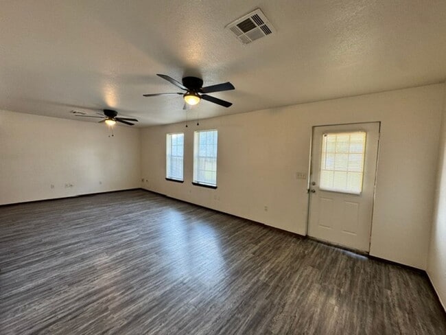 Building Photo - 3 bed 2 baths duplex for rent with all new goodness inside!  Just got a new roof and it is a grea...