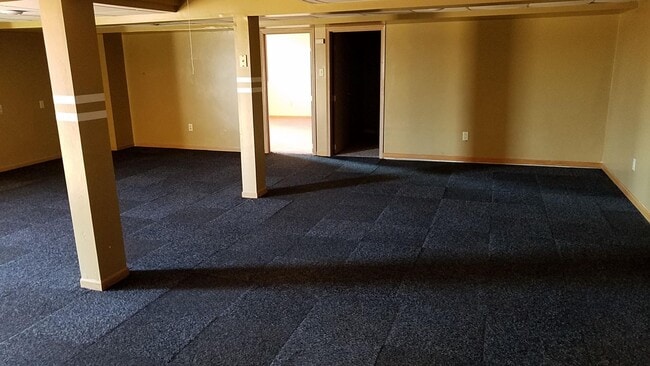 Building Photo - 4 bd, 2.75 ba N Columbia, 2nd living room ...