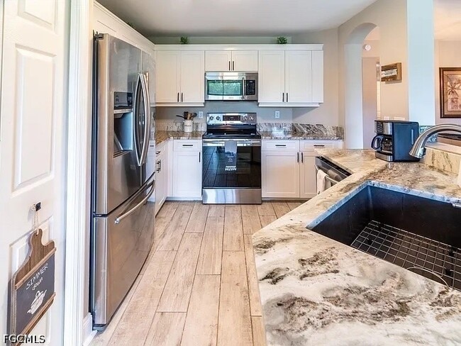 Building Photo - 23084 Lone Oak Dr