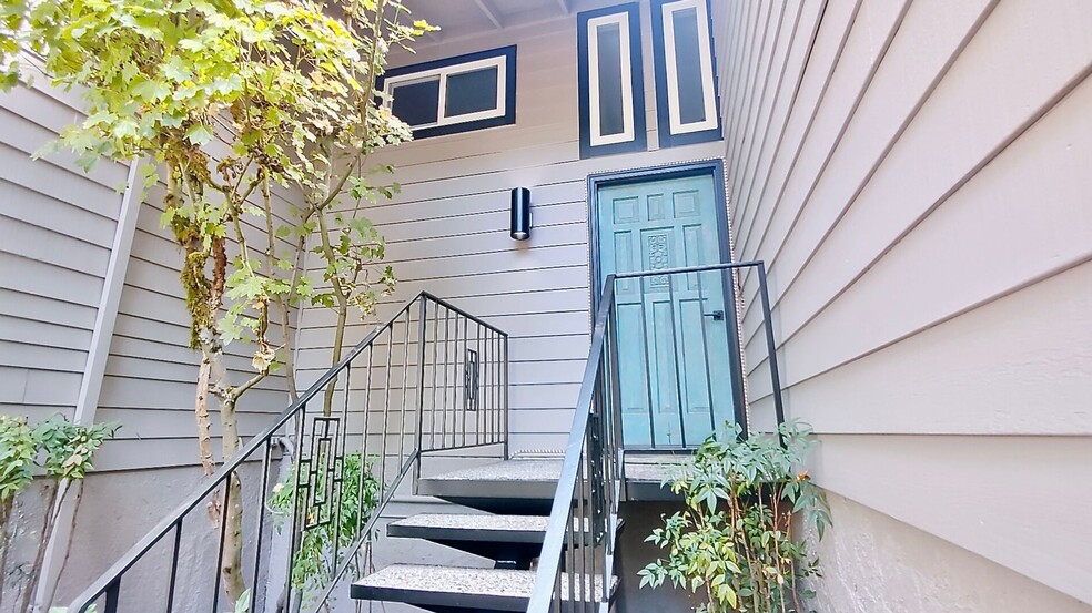 Building Photo - 4470 Lakeview Blvd