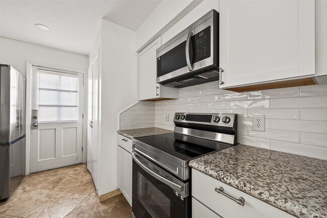 Building Photo - 3303 W Greenridge Dr
