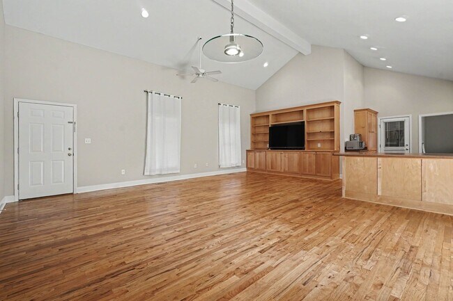 Building Photo - 290 University Cir