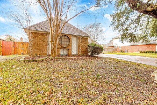 Building Photo - Beautiful 3 Bed, 2 Bath Home in Well Established Holiday West Neighborhood W /Pool and Pool Servi...