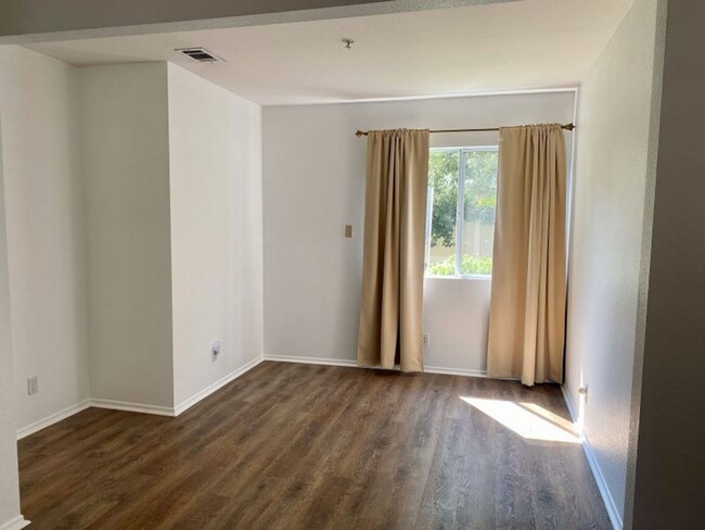 Building Photo - Beautiful Remodeled 2 Bed / 2 Bath Home in...