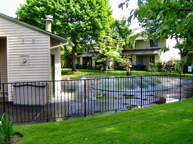 Building Photo - Cozy Townhouse! Water Sewer and Garbage Included!