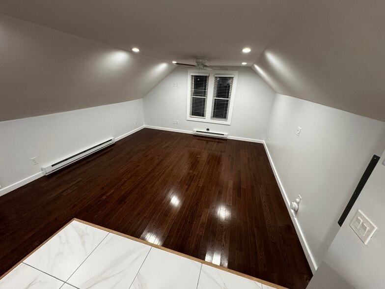 Building Photo - 32 Center St