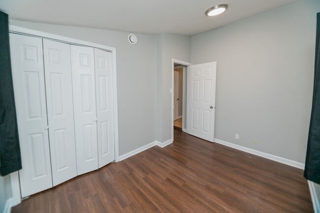 Building Photo - 3 Bedroom / 1 Bathroom Home for Rent in Crown Point