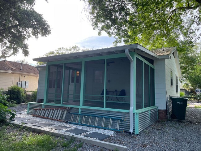 Building Photo - 2/1 Beach Bungalow in Biloxi