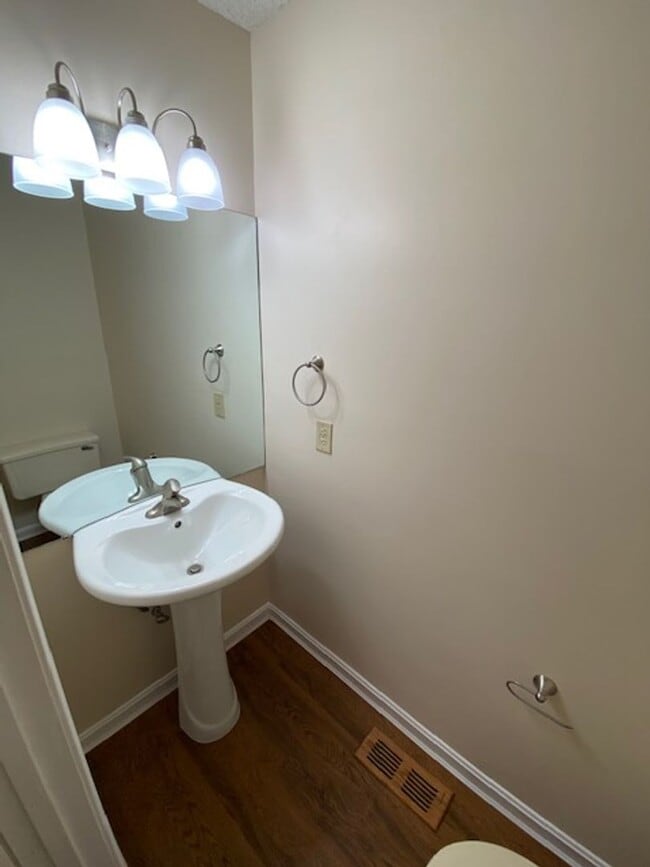 Building Photo - Ideal Living: Beautifully Designed 2 Bedro...