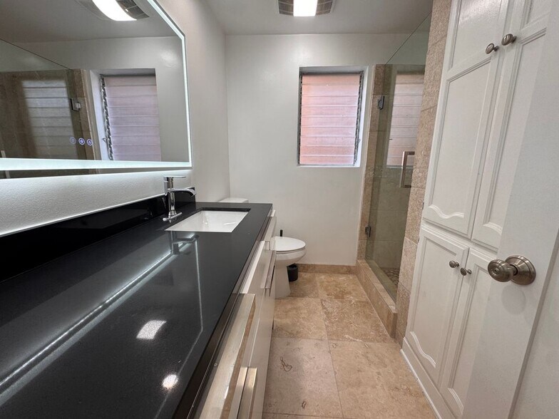 Building Photo - 8550 Holloway Dr