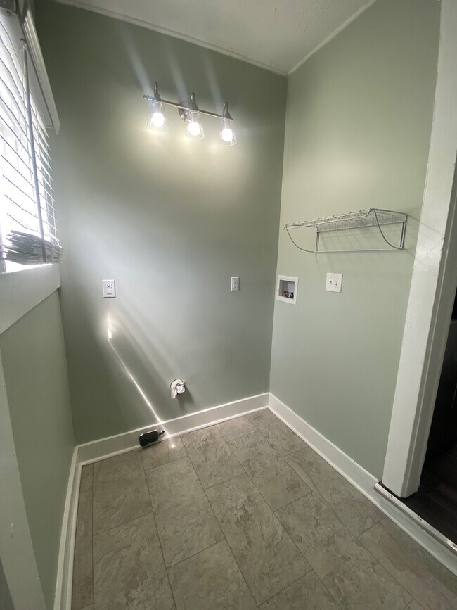 Building Photo - 461 Oakwood Ave