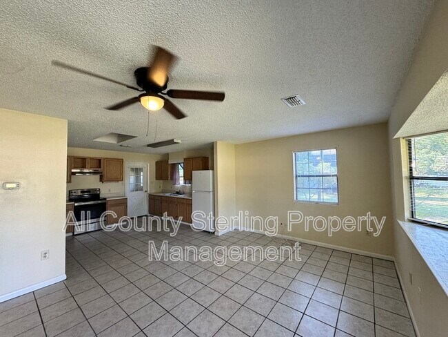 Building Photo - 159 SW Elizabeth Ct