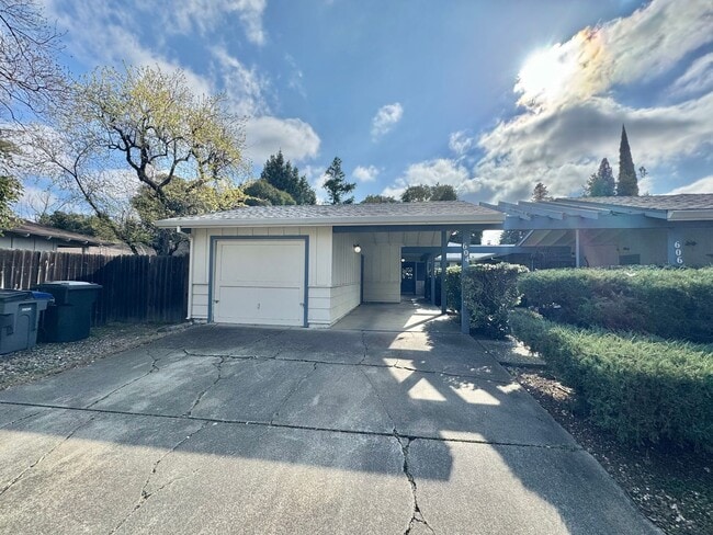 Building Photo - 604 Radcliffe Dr