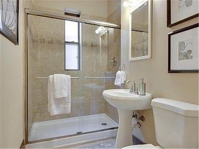 Building Photo - 605 S 9th St