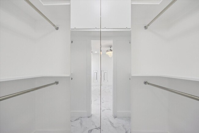 Building Photo - $200 RENT CREDIT | AVAILABLE NOW!