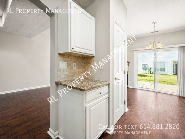 Building Photo - Spacious 3 bedroom 2.5 bathroom condo in W...
