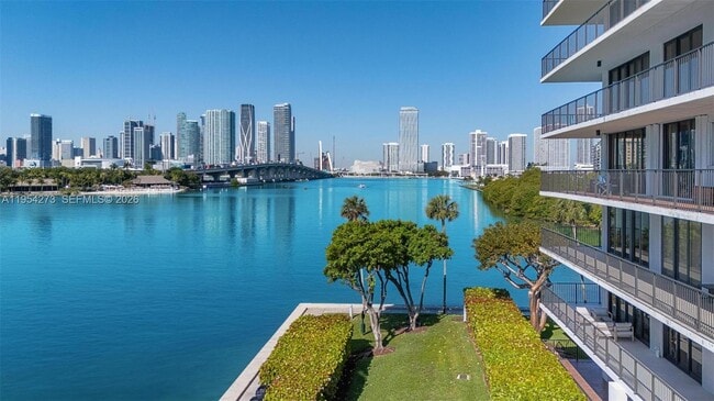 Building Photo - 1000 Venetian Way